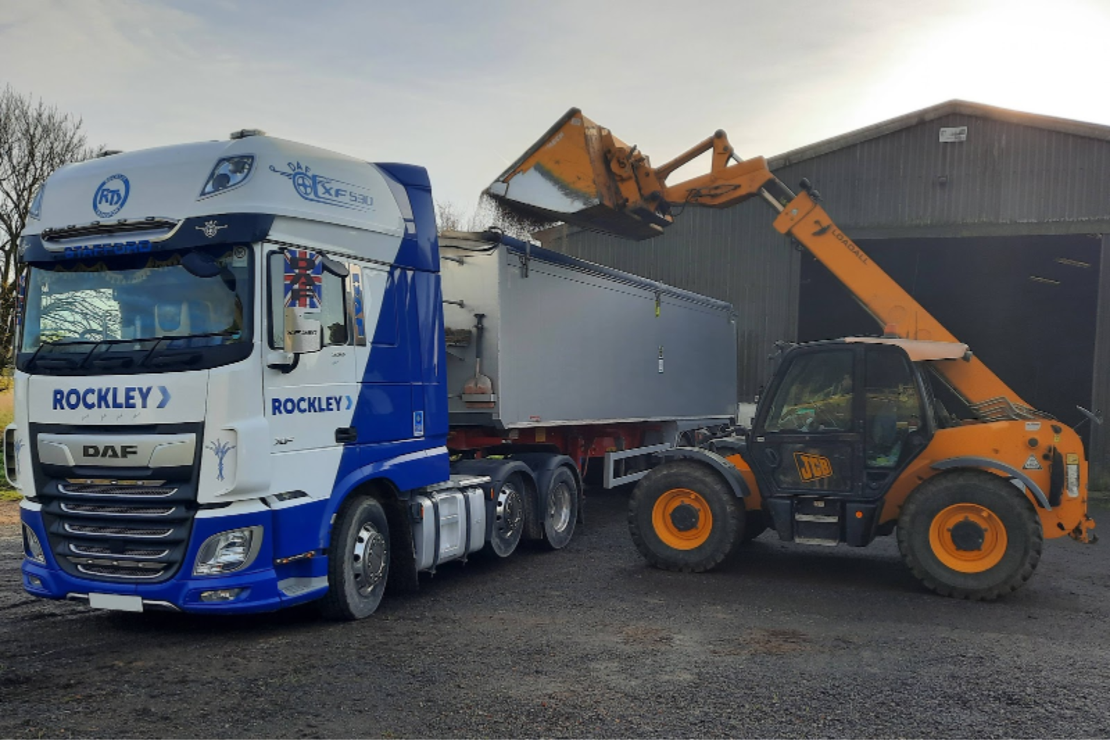 Comparing Bulk Tipper And Heavy Haulage Transport: Which Is Right For Your Business?