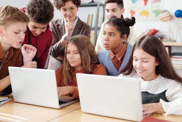 Staying Safe Online: Digital Literacy and Responsibility for Teens