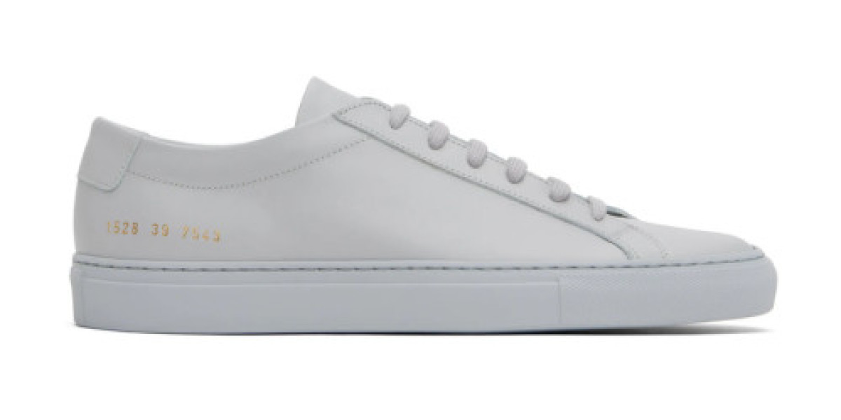 Common Projects Sneakers: How Minimal Footwear Changes an Outfit