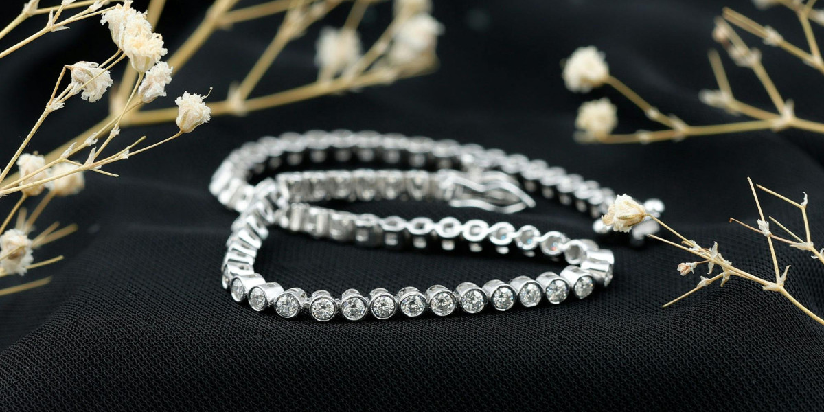 Women’s Gold Tennis Bracelet Guide: How to Choose the Perfect Diamond Bracelet